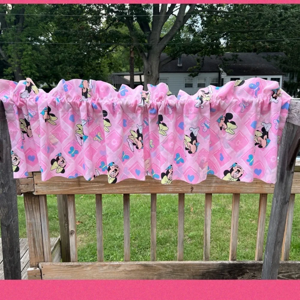 - Minnie Mouse Curtain Valance! EUC!